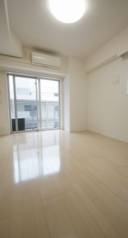 居室・リビング　落ち着いた色合いの床材を使用した居住空間です。