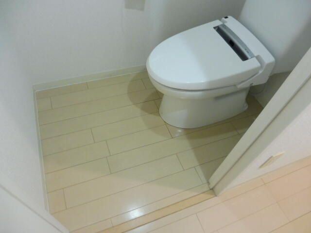 トイレ　落ち着いた色調のトイレです