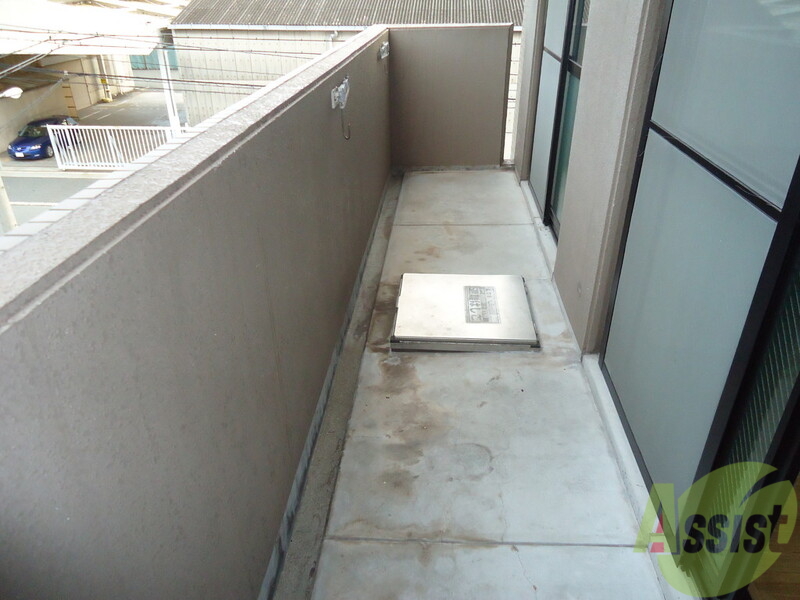 バルコニー　窓を大きく開けて、澄んだ空気を部屋いっぱいに取り込もう