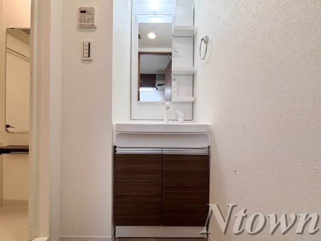 洗面設備　独立洗面台、小物を置くことができて便利です