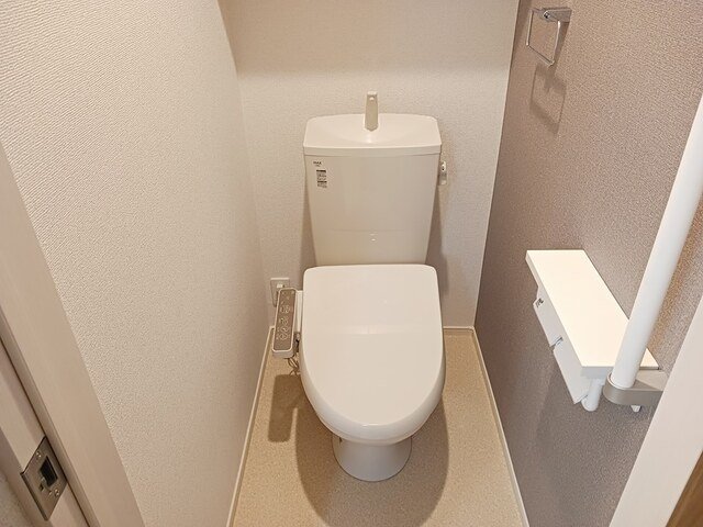 トイレ　落ち着いた色調のトイレです