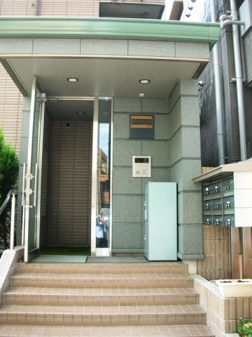 エントランス　落ち着いたエントランスです