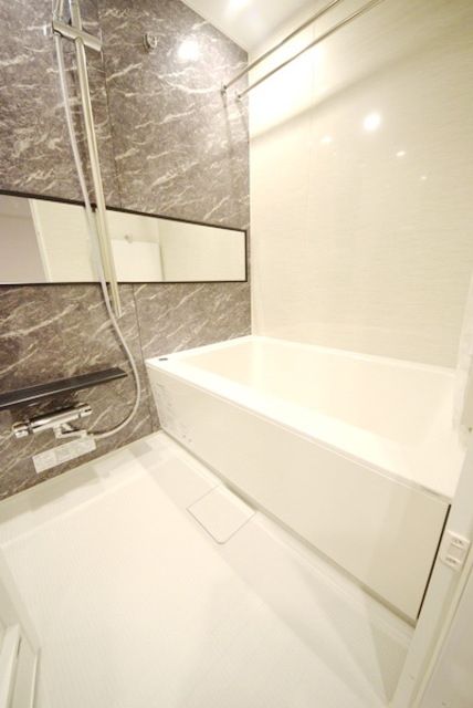 バス・シャワールーム　★広々としたバスルームです★