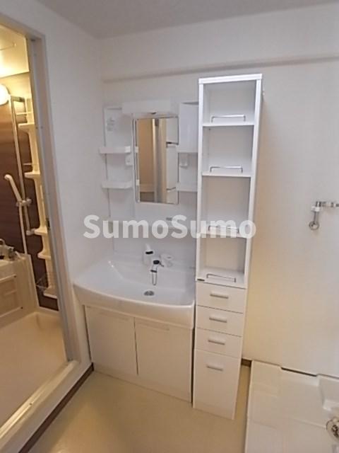 洗面設備　明るい洗面所です