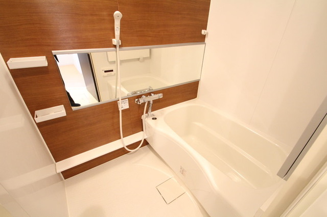 バス・シャワールーム　ワイドミラーの浴室（反転タイプ）