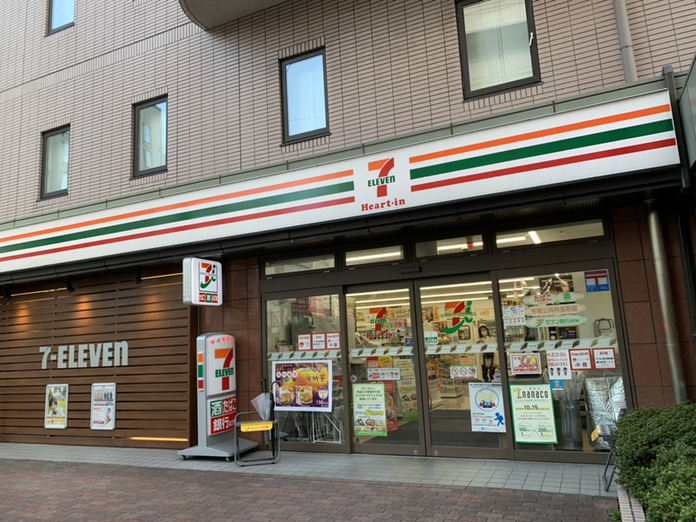 コンビニ　セブン-イレブン ハートインヴィアイン新大阪Ｗ店（コンビニ）まで232m