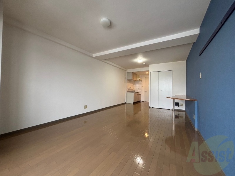 居室・リビング　１６帖の洋室です。広々として、きれいですね。