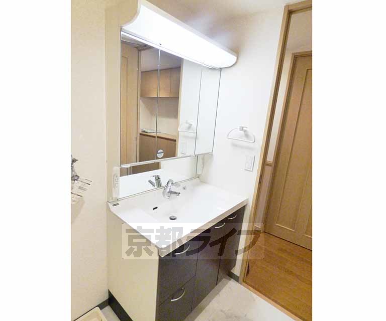 洗面設備　独立洗面台。