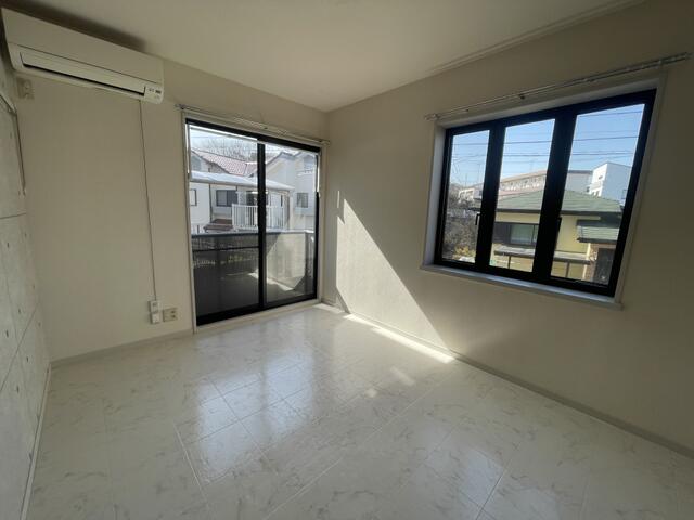 居室・リビング　２面採光の明るいお部屋です