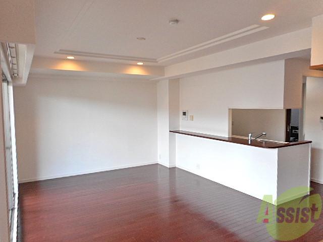 居室・リビング　重厚感のある大人の空間。２１帖の広々リビングです。