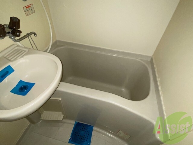 バス・シャワールーム　浴室は、ユニットバスになります。コンパクトな浴槽ですね