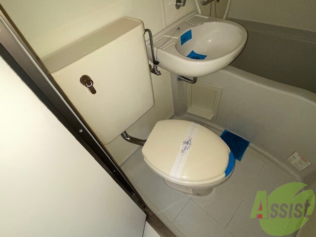 トイレ　トイレは、コンパクトなサイズのトイレですねー。