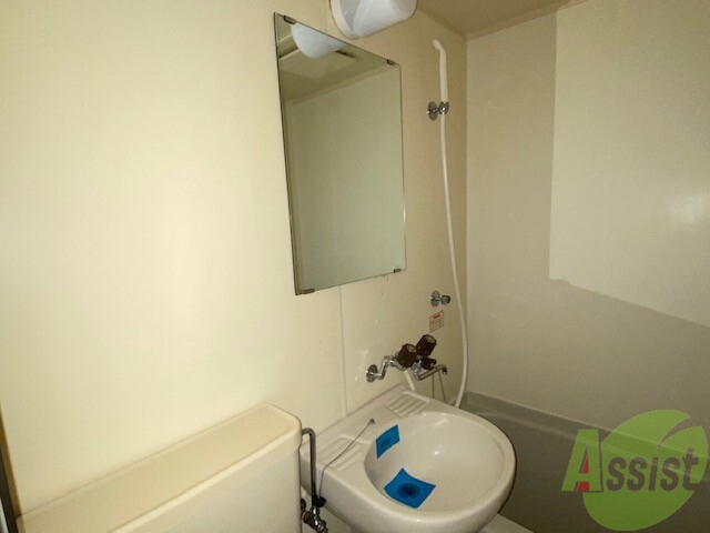 洗面設備　洗面台が浴室に設置されております。安心ですね。