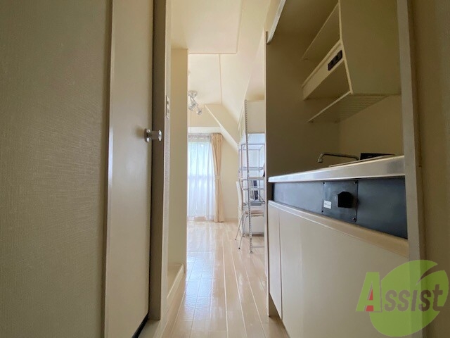 玄関　玄関からは、リビングと綺麗なフローリングが見えますね。