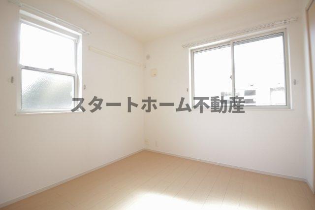 その他部屋・スペース　広くて明るい寝室