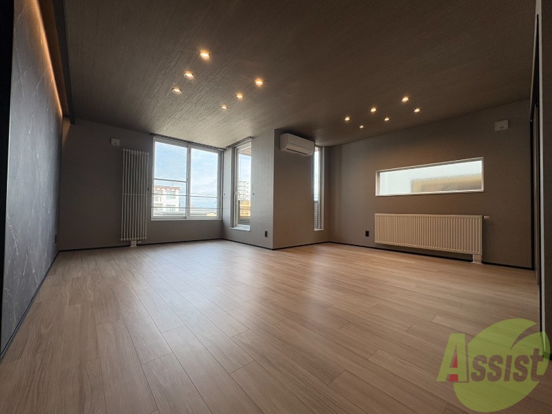 居室・リビング　木目のフローリングは落ち着きのある印象のお部屋になりますね。