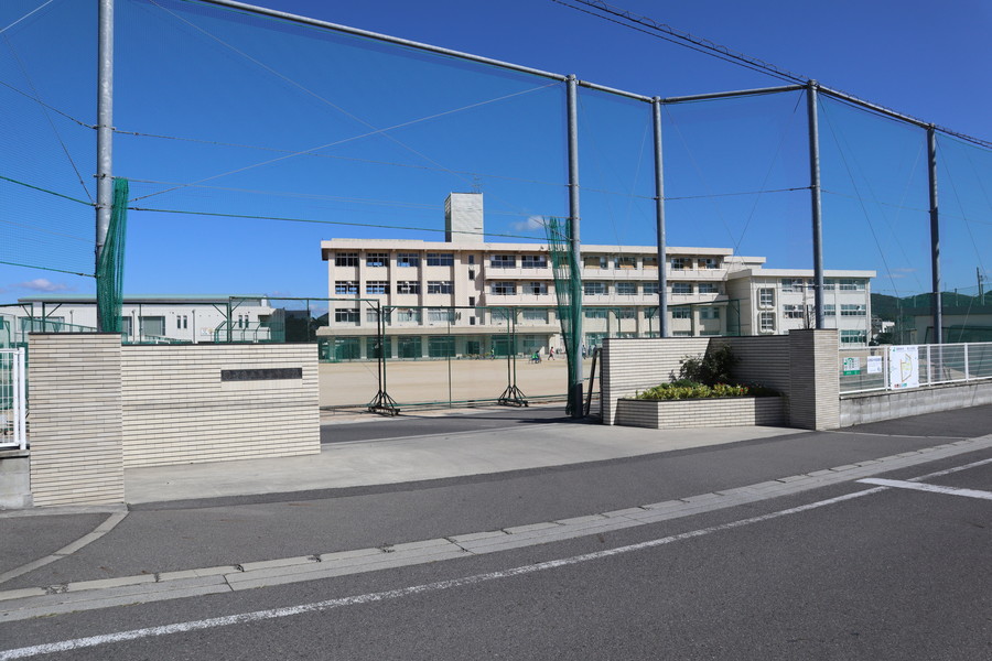 中学校　岡山市立東山中学校（中学校）まで1410m