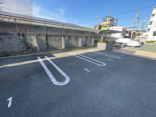 駐車場　清潔なエントランスです