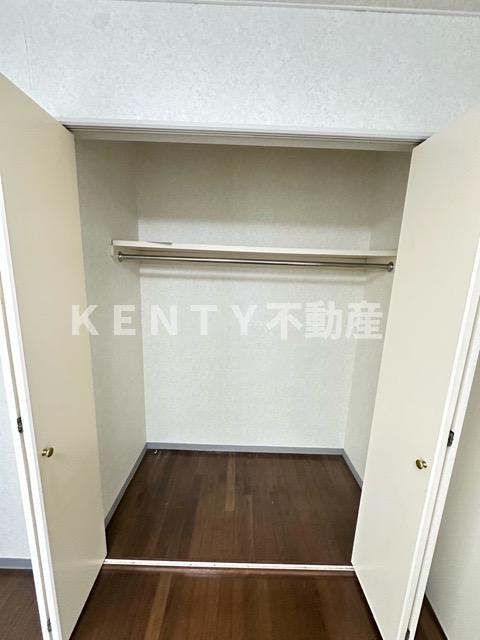 その他部屋・スペース　落ち着いた色調の寝室です