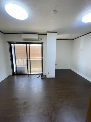 居室・リビング　別号室参考写真(反転)