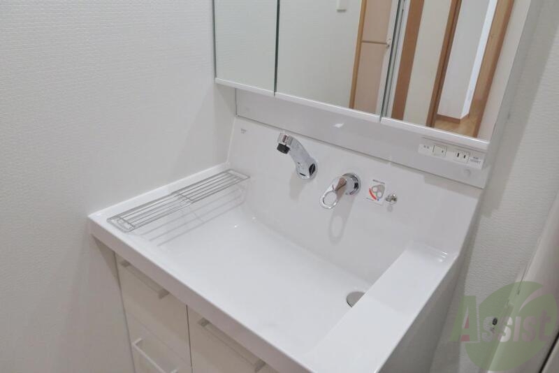 洗面設備　洗面化粧台が付いていて忙しい朝も快適ですね。