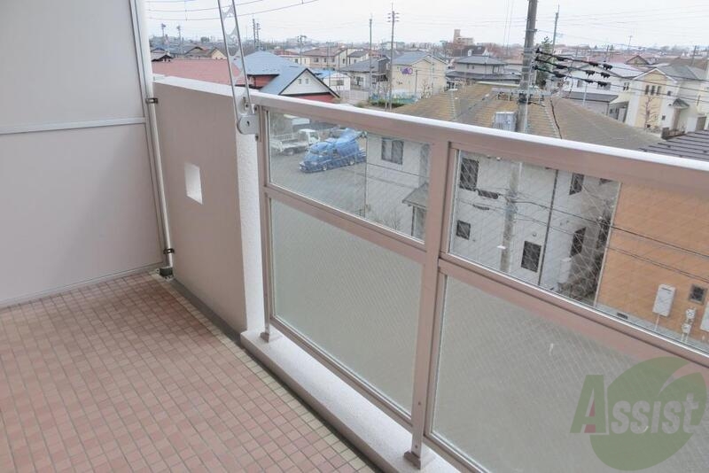 バルコニー　お天気の良い日は布団も干せてポカポカです。