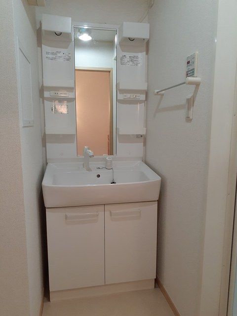 洗面設備　お化粧にも便利ですね♪