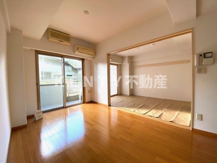 居室・リビング　こちらのリビングで趣味の時間をお楽しみください