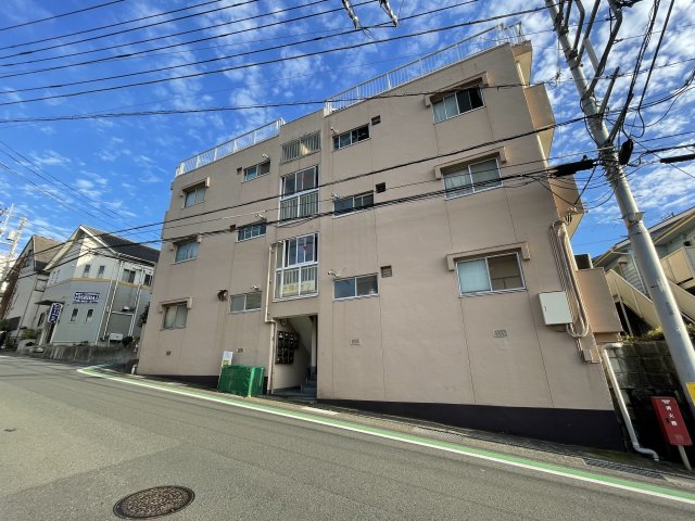 建物外観　道に面しており、採光を遮る建物がありません♪