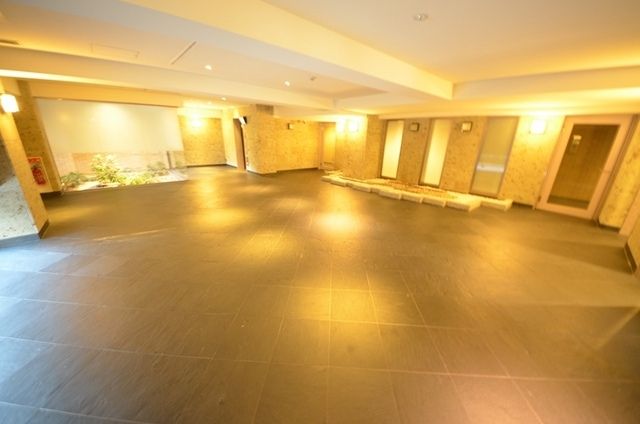 エントランス　※内見の予約先はタウンハウジング新宿店になります