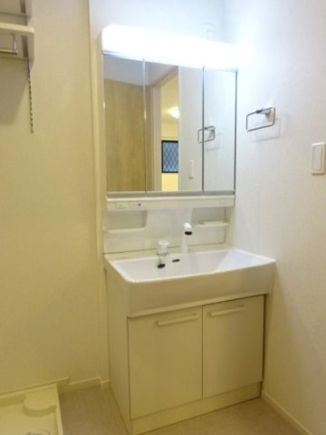 洗面設備　スペースが確保できる洗面所です