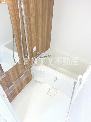 バス・シャワールーム　コンパクトで使いやすいお風呂です