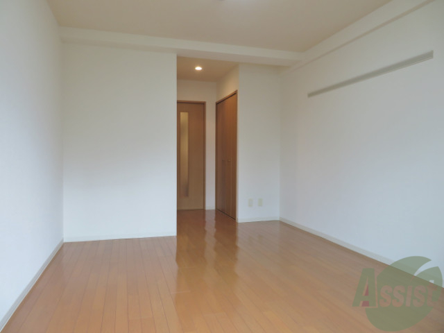 居室・リビング　８．８帖の洋室になります。広くてピカピカですね。