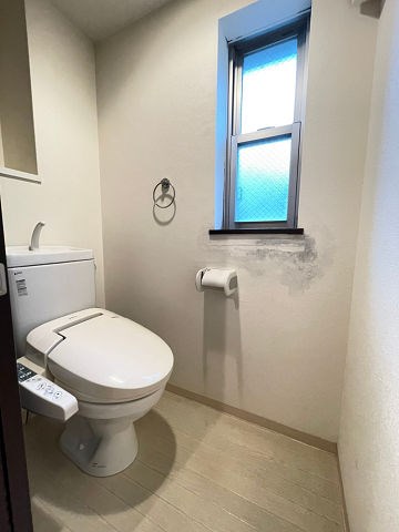 トイレ　落ち着いた色調のトイレです