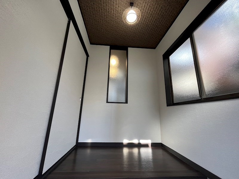 玄関　照明の光が優しく灯る玄関。