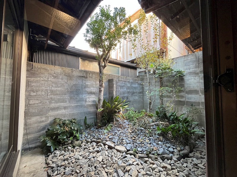 バルコニー　1F中庭の写真です。