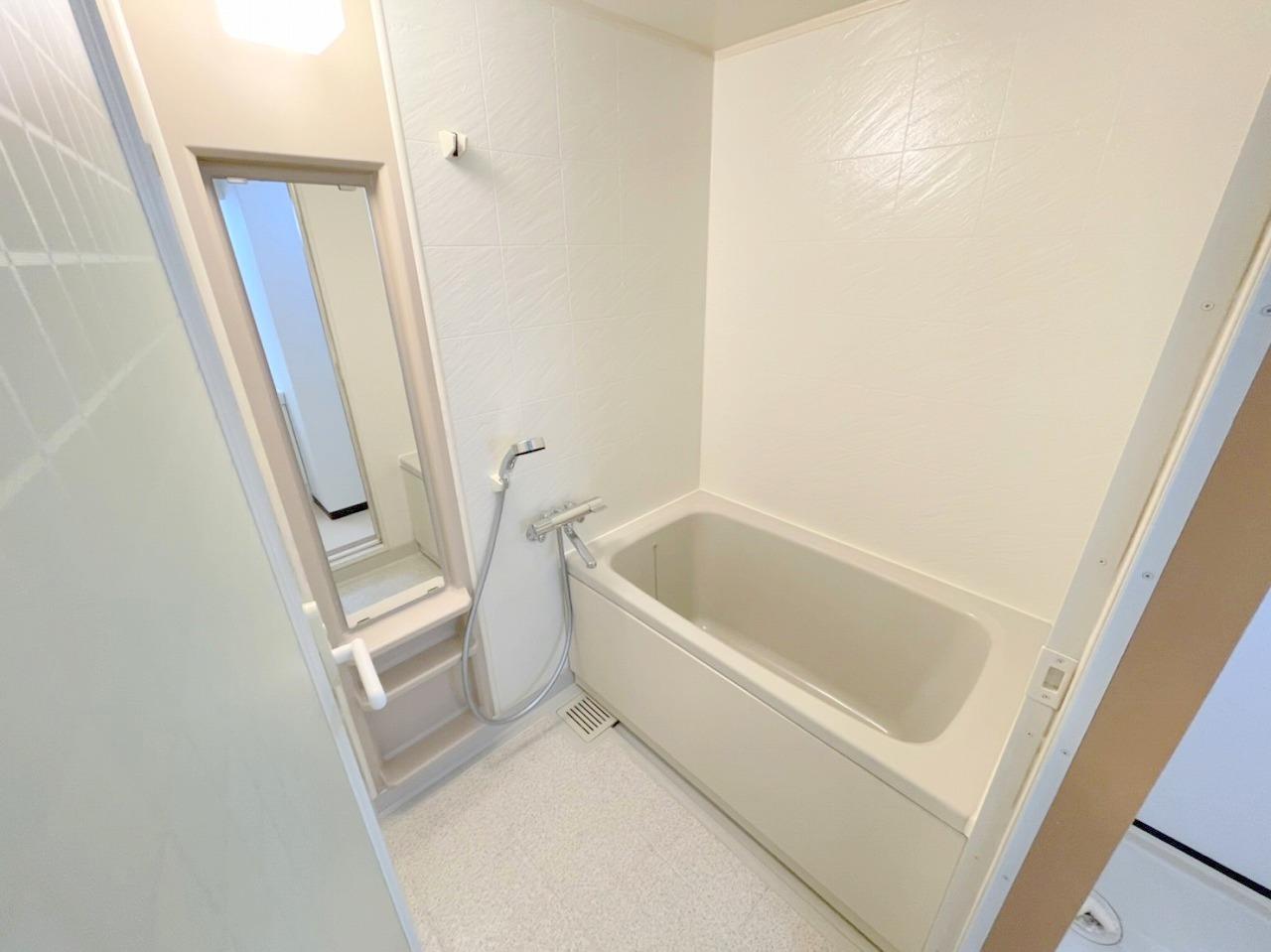 バス・シャワールーム　鏡のあるバス★　混合栓も使いやすいです♪