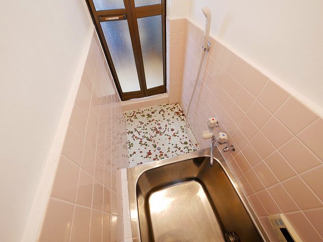 バス・シャワールーム　落ち着いた空間のお風呂です