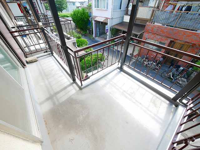バルコニー　開放的で明るい空間を演出してくれるバルコニーです