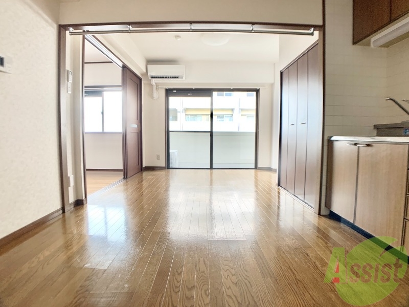 居室・リビング　１１帖のリビングです。日差しが良く入る明るい印象です。