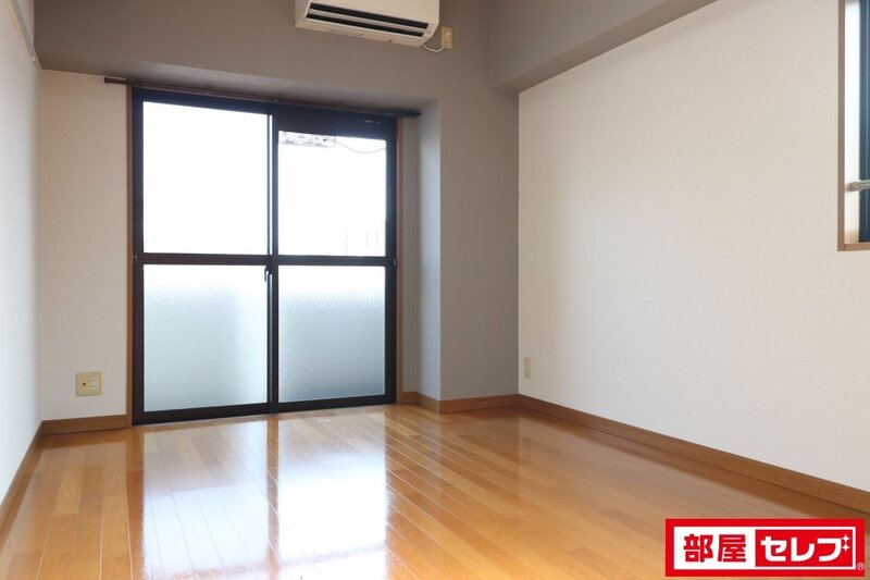 居室・リビング　３号室の写真を参照