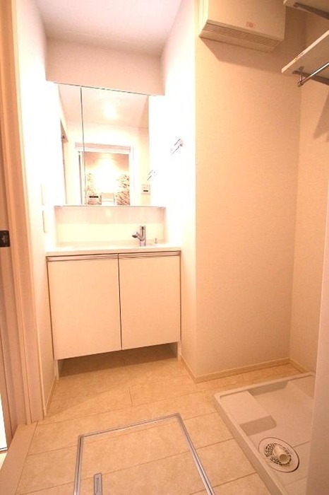 洗面設備　きれいな洗面台です。