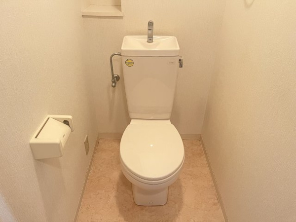 トイレ　落ち着いた色調のトイレです