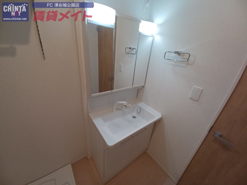 洗面設備　同型参考写真反転