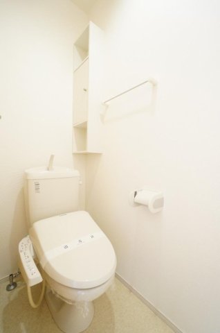トイレ　落ち着いた色調のトイレです