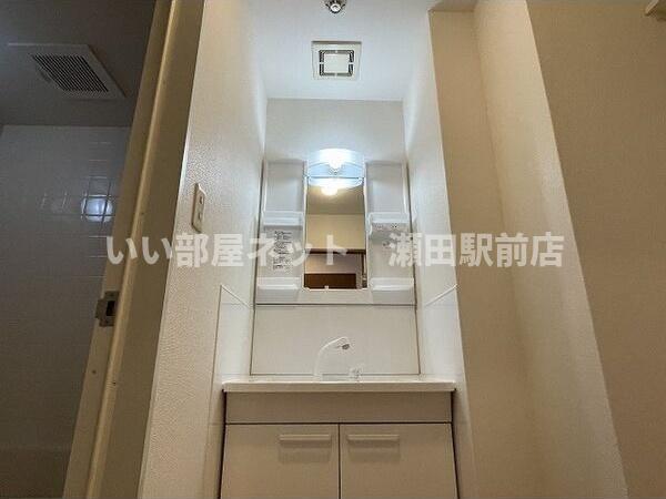 洗面設備　※同建物の別のお部屋の写真です。