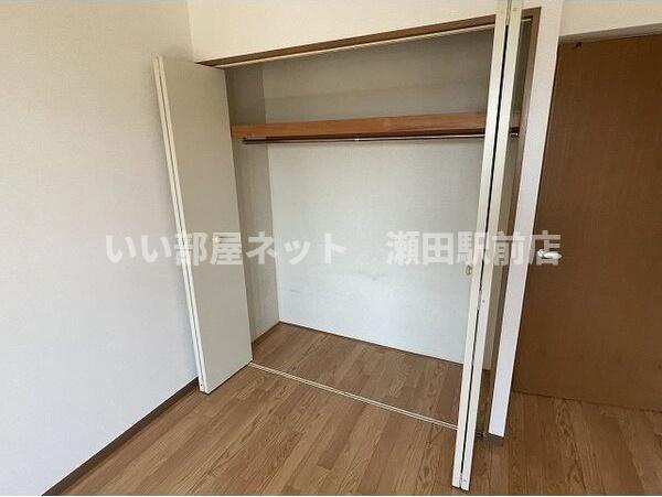 収納　※同建物の別のお部屋の写真です。