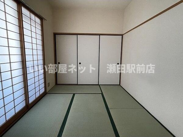 居室・リビング　※同建物の別のお部屋の写真です。