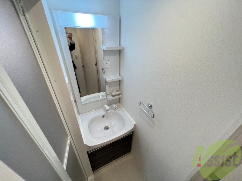 洗面設備　身支度が捗る洗面スペース。便利な収納棚も完備。
