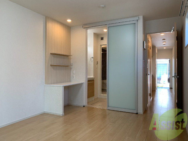 その他部屋・スペース　別の角度から洋室を撮影しました。２枚戸から陽が射しています。